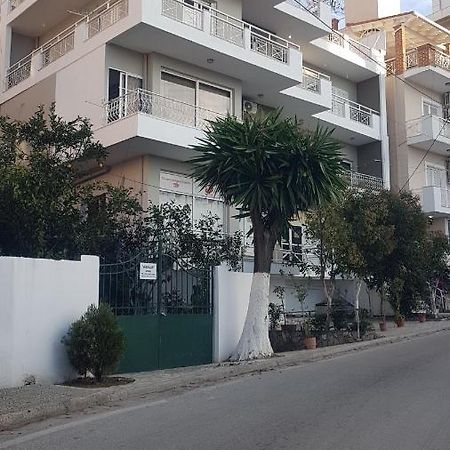 Aralis Rooms Sarandë エクステリア 写真