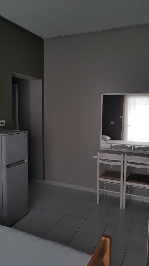 Aralis Rooms Sarandë エクステリア 写真