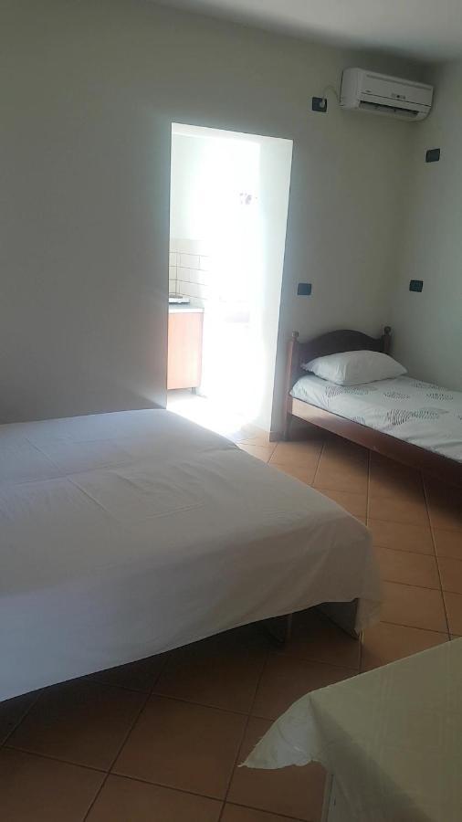 Aralis Rooms Sarandë エクステリア 写真